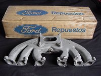 Múltiple de Admisión del motor 221 SP de 1973 a 1982, al ser nuevo aun conserva el detalle de tener las roscas protegidas por capuchones de plástico para evitar daños, código Ford 72DR-9425C.