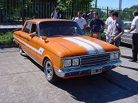 Una buena combinación de colores que pudimos comprobar que es original de fabrica ya que el dueño del Falcon nos mostró fotos del auto antes de la restauración y se podía ver la pintura de fabrica con la combinación naranja y blanco.