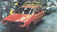 Aunque en primer plano se ve un  Ford Sierra tras este se pueden ver varios Falcon en produccion.