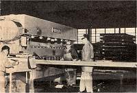 Esta es la primera etapa en la fabricación de la carrocería, las chapas apiladas atrás son cortadas a medida por esta guillotina